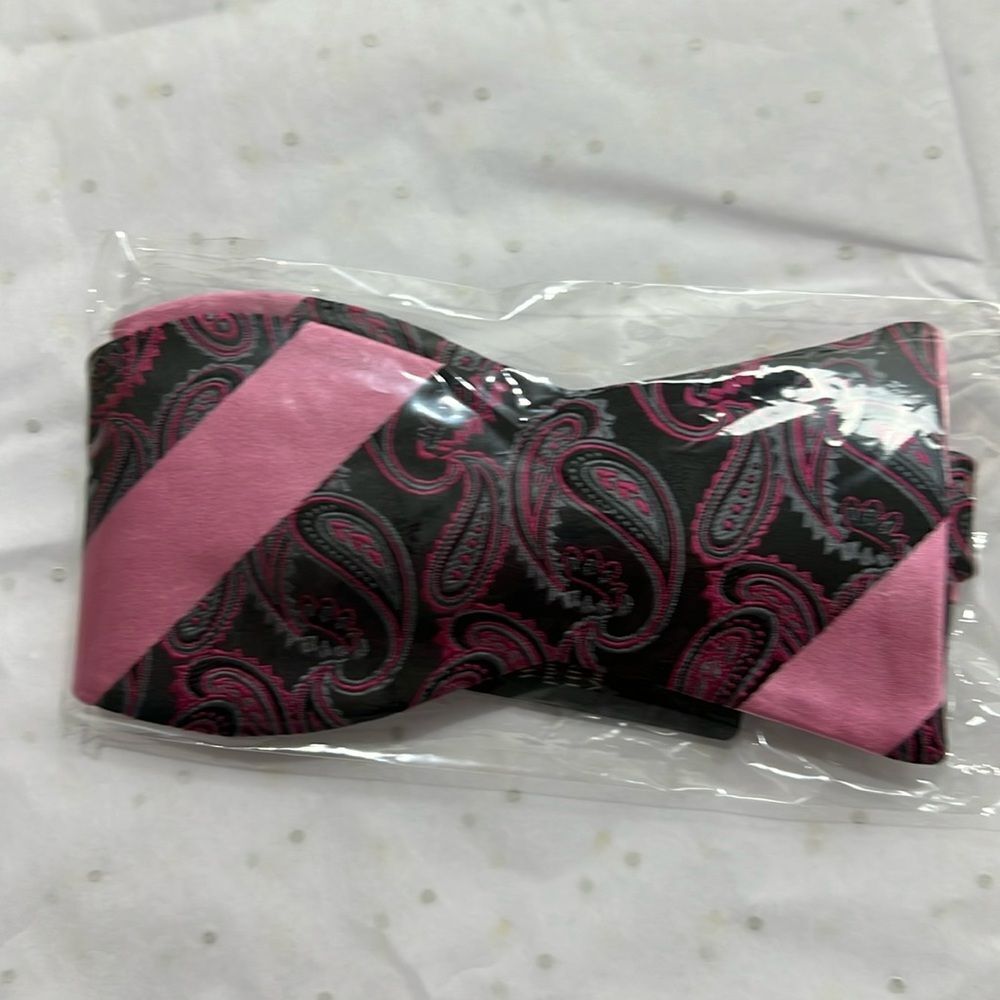 Hisdern Black and pink paisley adjustable bow tie hand made NWT